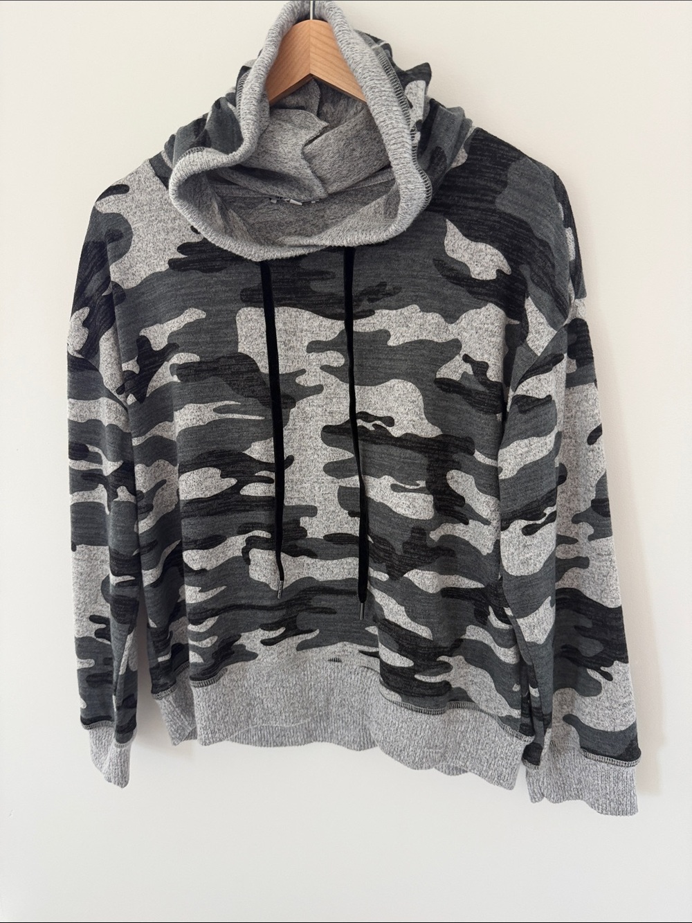 Sportelle Gray & Black Camo Cowl-Neck Pullover Hoodie Size Large